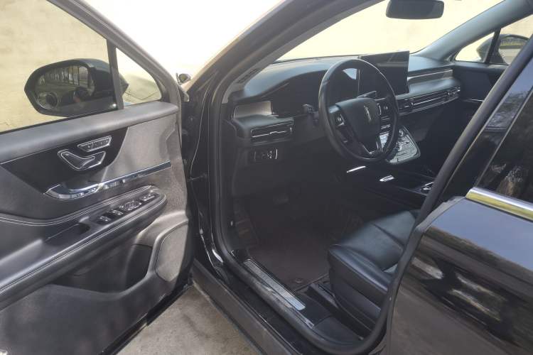 Used Lincoln Corsair 2022 2.0T Two-Wheel Drive Deluxe Edition Interior 3