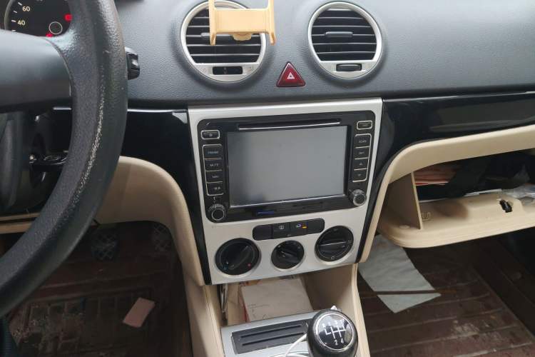 Used Volkswagen Lavida 2013 Classic 1.6L Manual Fashion Edition Audio And AC Panel