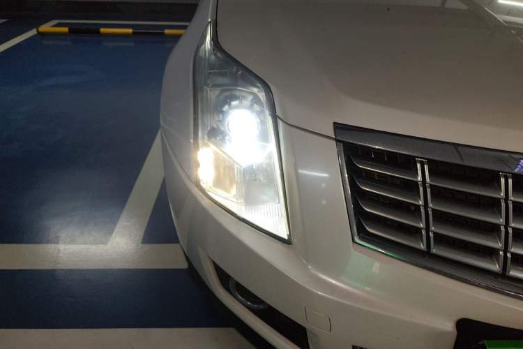 Used Cadillac SRX 2015 3.0L Comfort Version Right Front Headlight