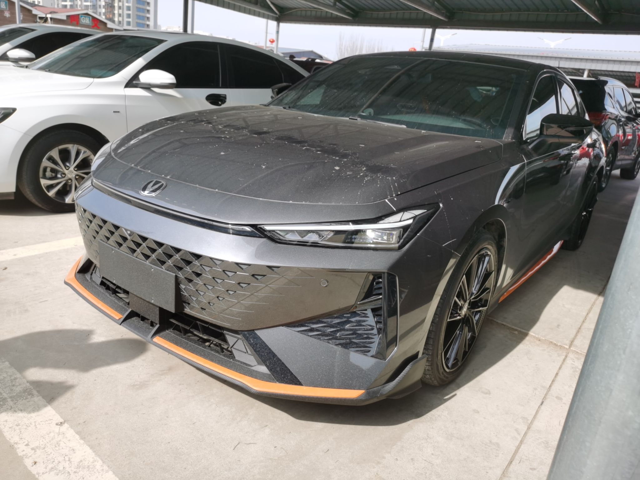 تحت مقدمة السيارة