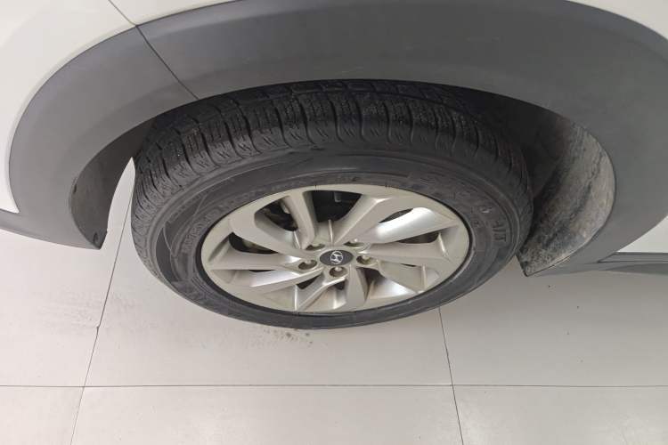 Used Hyundai Tucson 2015 1.6T Dual-Clutch Two-Wheel-Drive Smart Model Left Front Wheel Hub