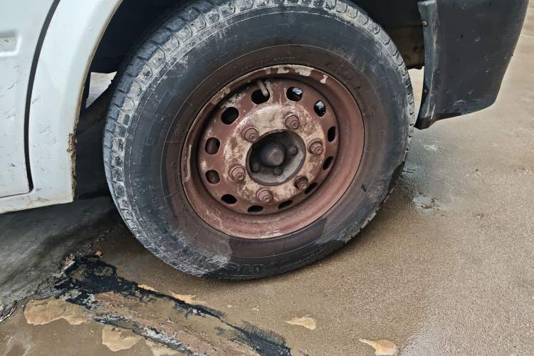 Used Ford Classic Transit 2013 2.8T Refurbished Diesel Ice-White Logistics Vehicle Long Wheelbase Mid-Roof Model JX493ZLQ4 Right Front Wheel Hub