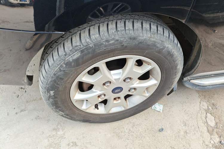 Used Ford Tourneo Custom 2017 2.0T Automatic Elite Edition Left Front Wheel Hub