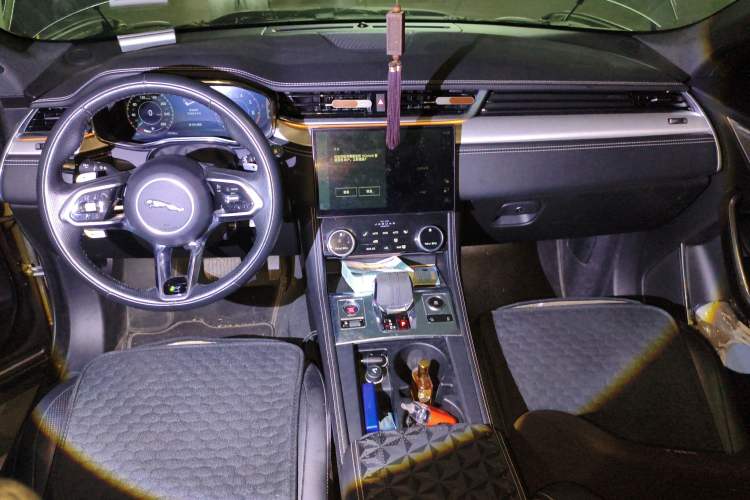 Used Jaguar F-PACE 2021 250 PS R-Dynamic SE
