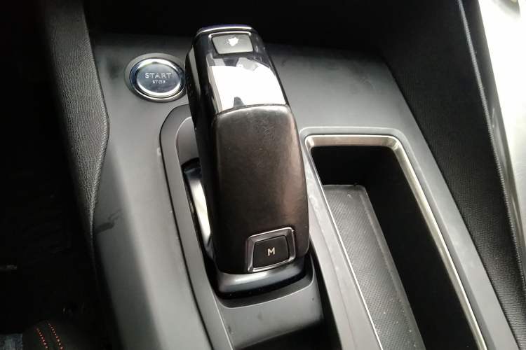 Used Peugeot 4008 2017 350THP Elite Edition Gear Lever