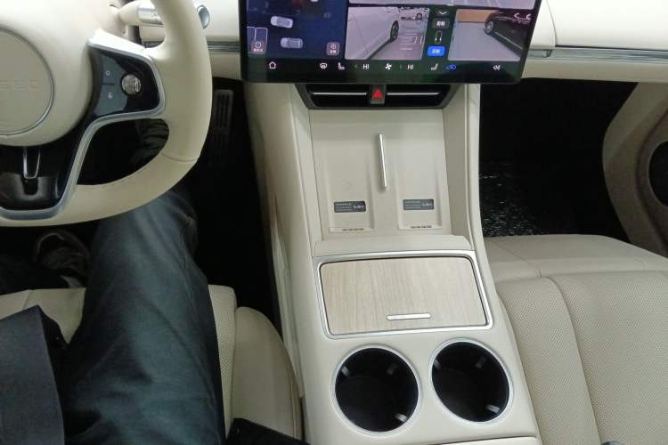 Used Hima Luxeed R7 2025 Range-Extended Version 251 km Max Gear Lever