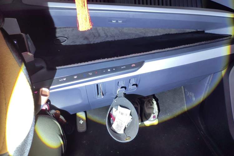 Used Baojun E200 2020 305KM Smart Drive Version Audio And AC Panel