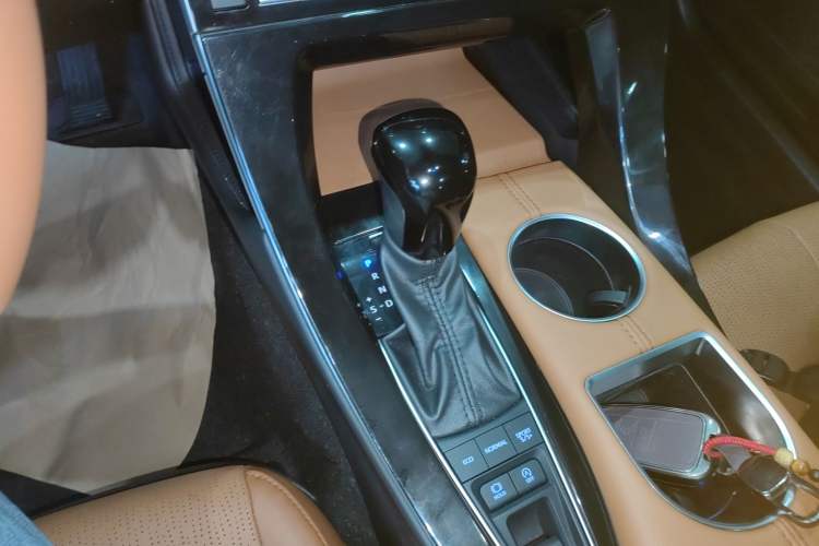 Used Toyota Avalon 2019 2.5L Touring Premium Version China VI Standard Gear Lever