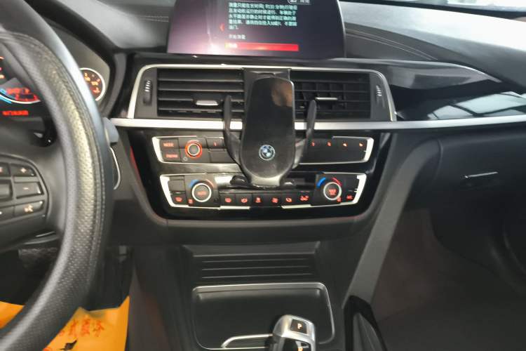 Used BMW 3 Series 2018 318i Audio And AC Panel