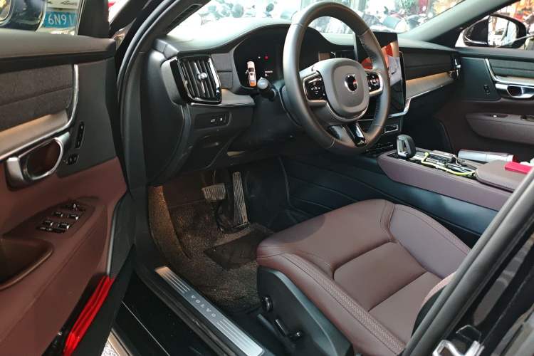 Used Volvo S90 New Energy 2026 Plug-in Hybrid Four-Wheel Drive Long-Range Zhiyi Luxury Edition
