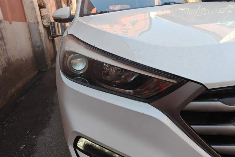 Used Hyundai Tucson 2018 1.6T Dual-Clutch Two-Wheel Drive 15th Anniversary Special Edition Right Front Headlight