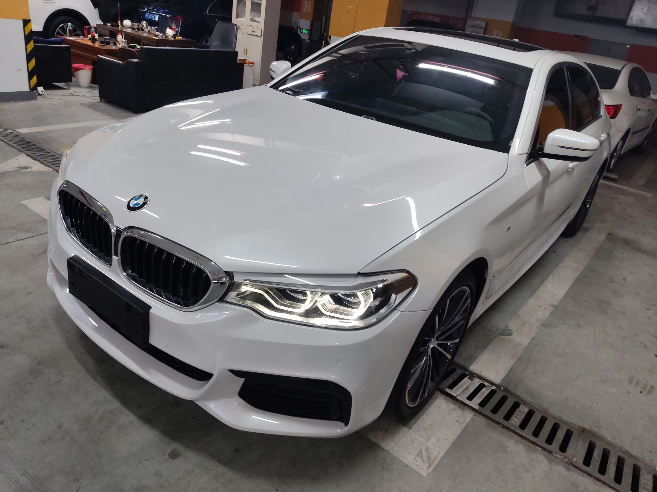 Под передней частью автомобиля