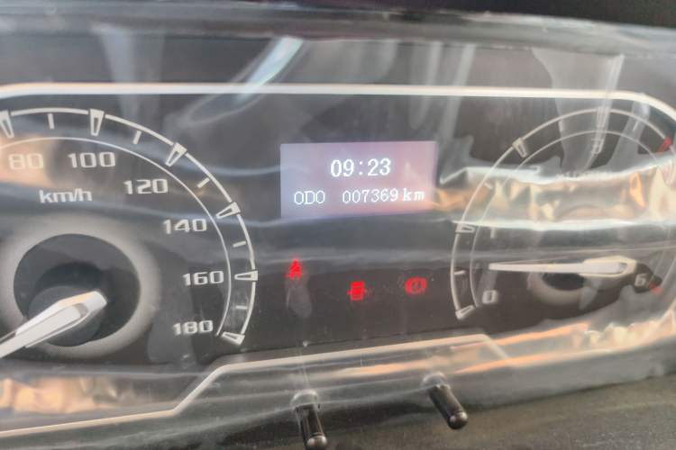 Used SAIC MAXUS Xintu V80 2023 2.0T Manual Classic Aoyuntong Short Wheelbase Mid-Roof 5/6-Seater Odometer Close Up