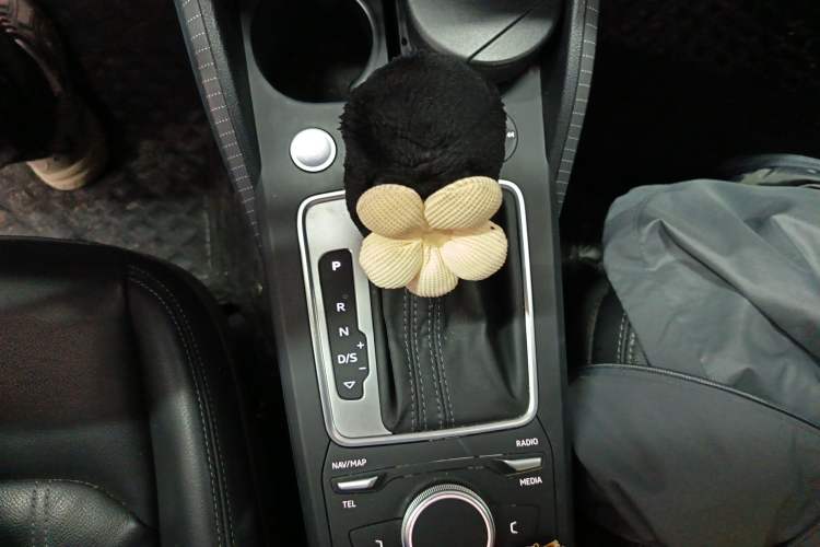 Used Audi Q2L 2022 35 TFSI Fashion Dynamic Model Gear Lever