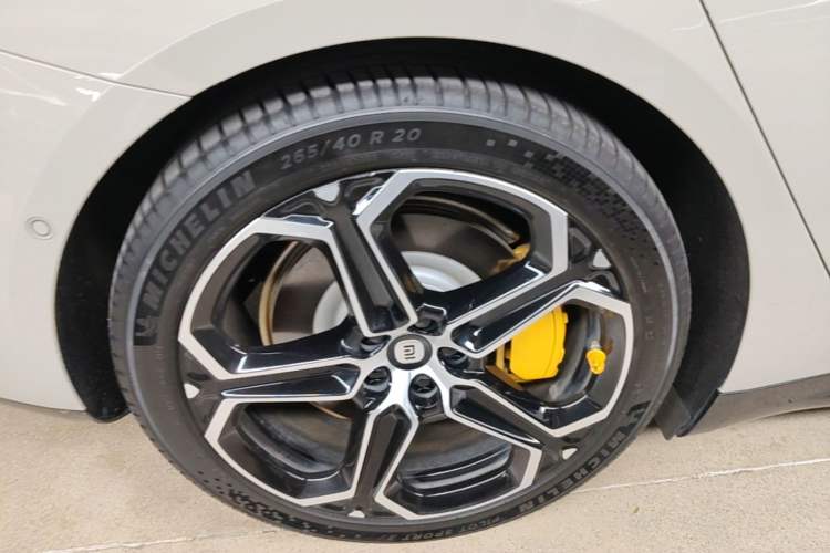 Used Xiaomi Auto SU7 2024 Four-Wheel Drive Ultra-Long Range Advanced Intelligent Driving Max Edition
