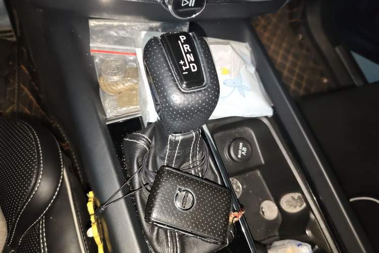 Used Volvo XC60 2018 T5 4x4 Smart & Sporty Edition Gear Lever