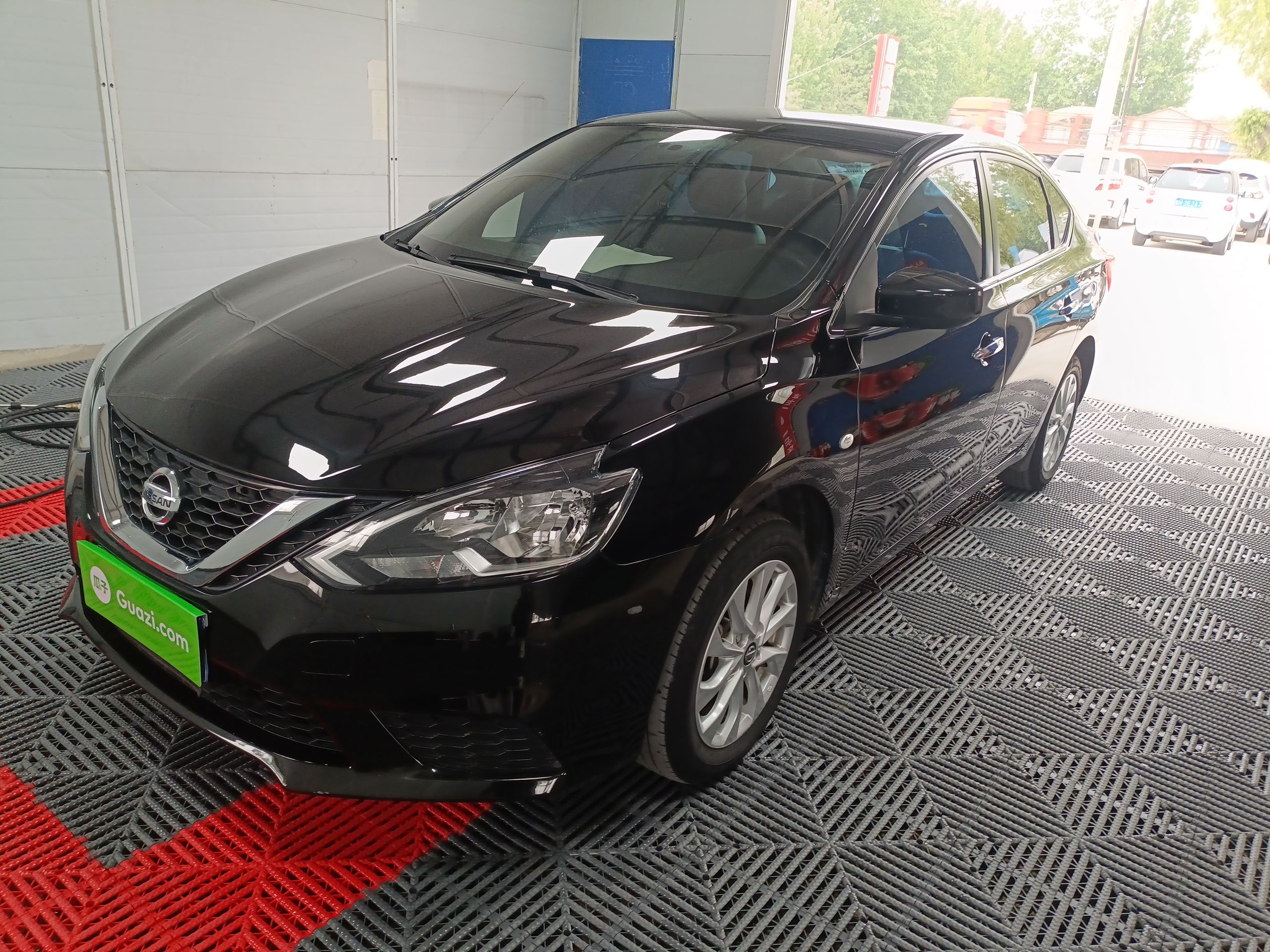 تحت مقدمة السيارة