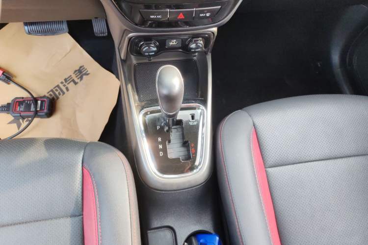 Used CHANGAN CS15 2016 1.5L Automatic Fashion Edition Gear Lever