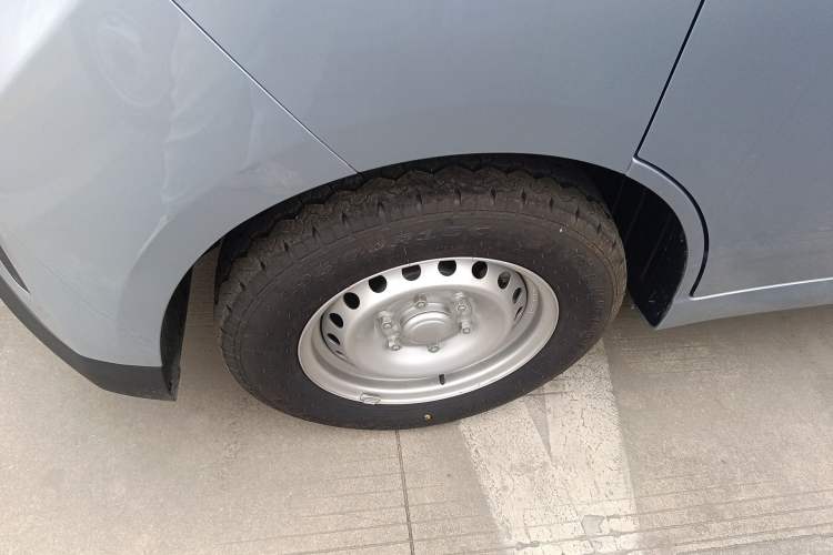 Used Wuling Yangguang 2024 300KM Comfort Version Passenger Van 75kW Exterior 4