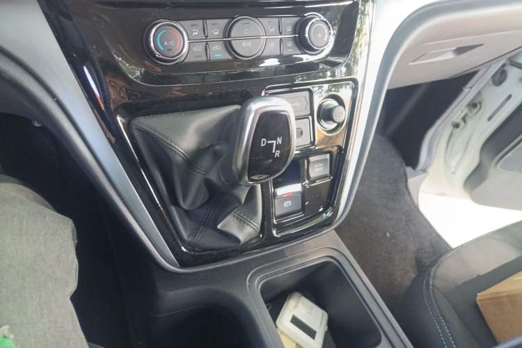 Used JAC Refine M3 2024 PLUS 2.0L HEV Elite Edition Gear Lever