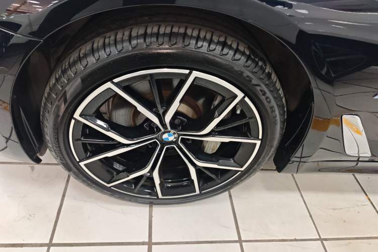 Used BMW 5 Series 2022 Revised Version 3 530Li Luxury Edition M Sport Package Left Front Wheel Hub