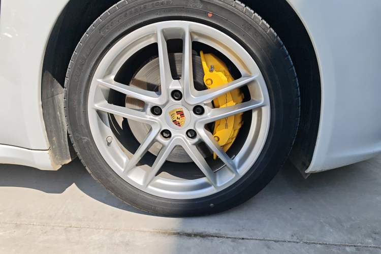 Used Porsche Panamera 2016 Panamera Edition 3.0T Right Front Wheel Hub