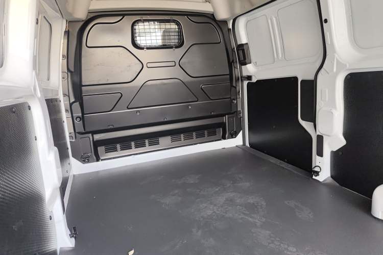 Used Ford Transit 2019 2.0T Diesel Van Mid-Chassis Mid-Roof 3-Seater China VI Standard
