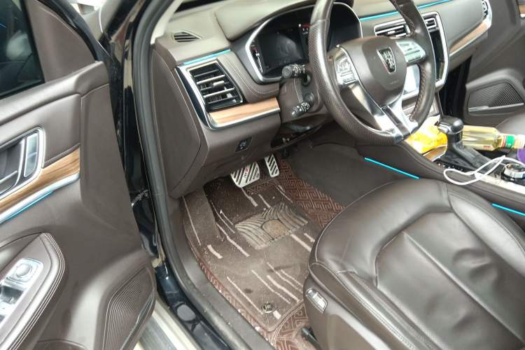 Used Roewe RX8 2018 30T Smart Connectivity All-Wheel Drive Supreme Edition Interior 3