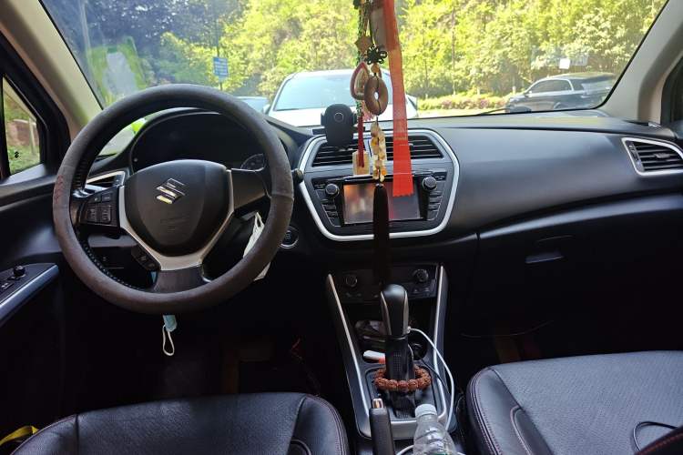 Used Suzuki S-Cross 2014 1.6L CVT Two-Wheel Drive Elite Version Center Console