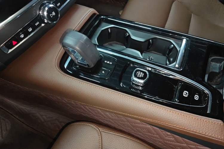Used Volvo S90 New Energy 2022 T8 eDrive Hybrid Luxury Edition Gear Lever