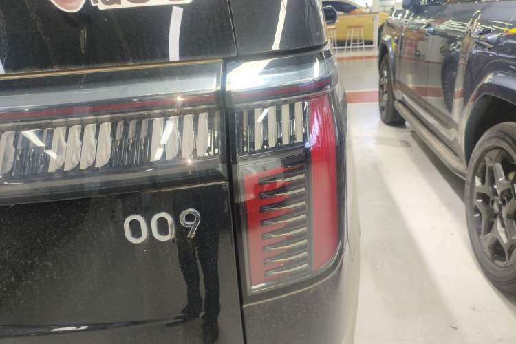 Used Zeekr 009 2024 7-Seater Walk-Through Version Four-Wheel Drive 108 kWh
