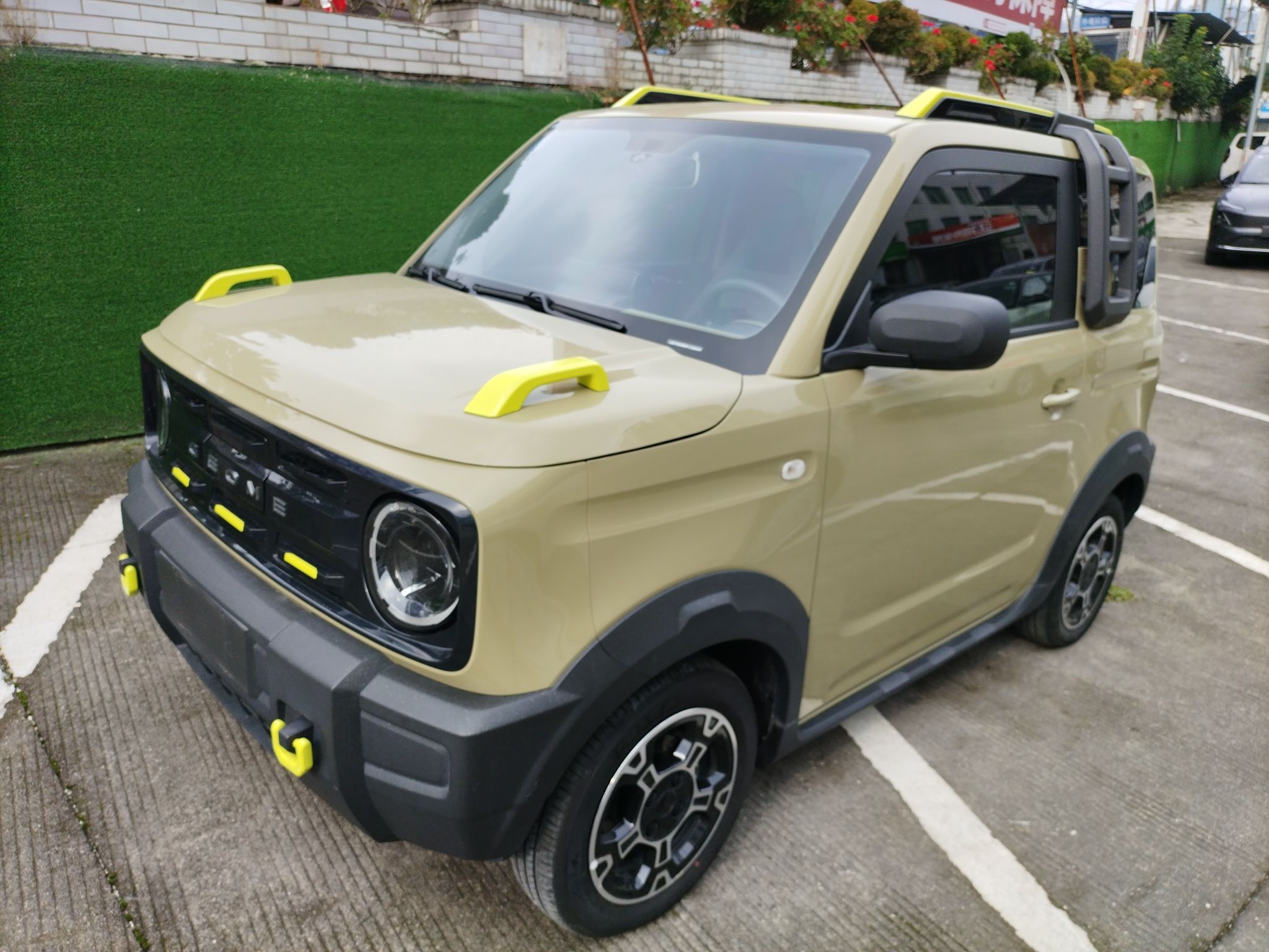 تحت مقدمة السيارة