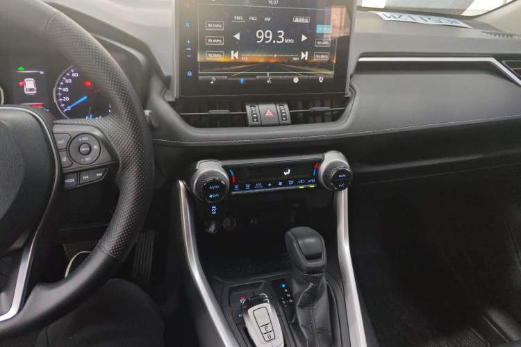 Used Toyota Wildlander 2020 Dual-Engine 2.5L E-CVT Two-Wheel Drive Luxury Edition Audio And AC Panel