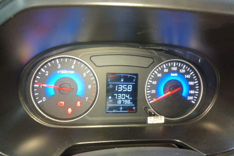 Used Dongfeng Fengon 380 2022 1.5L Standard Edition 7-Seater Passenger Vehicle