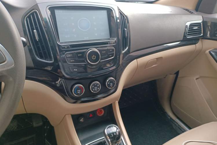 Used Baojun 730 2014 1.5L manual Comfort version 7 seats
