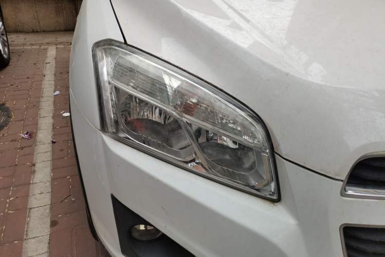 Used Chevrolet Trax 2016 1.4T Automatic Two-Wheel Drive Comfort Version with Sunroof Right Front Headlight