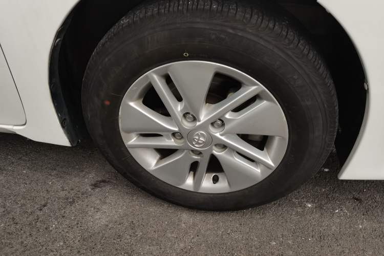 Used Toyota Corolla 2014 1.6L CVT GL-i Right Front Wheel Hub