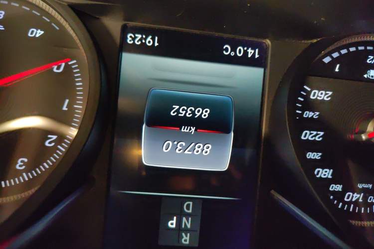 Used Mercedes-Benz GLC 2019 GLC 260 L 4MATIC Dynamic Model Odometer Close Up