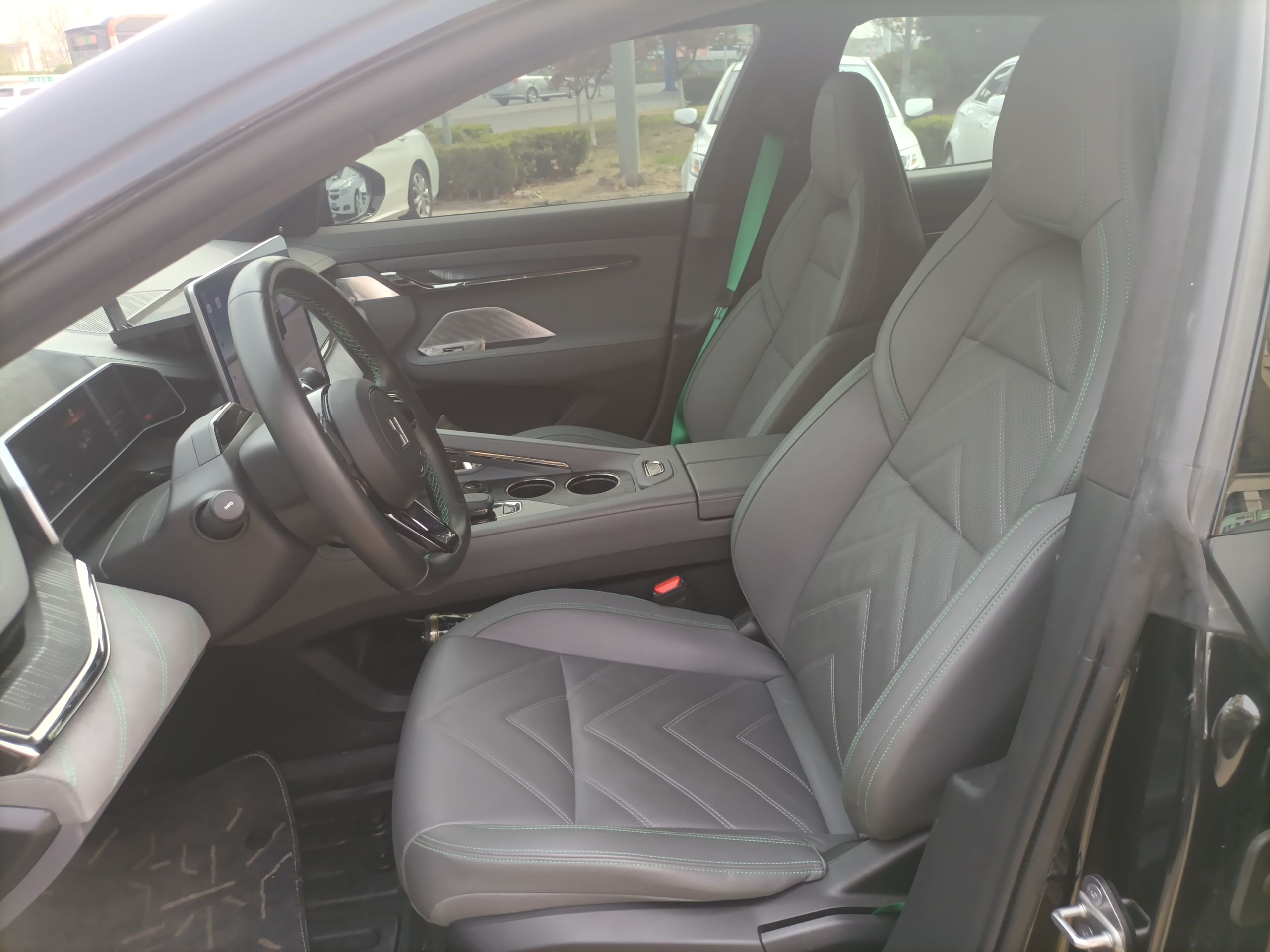 المقاعد الأمامية داخل السيارة