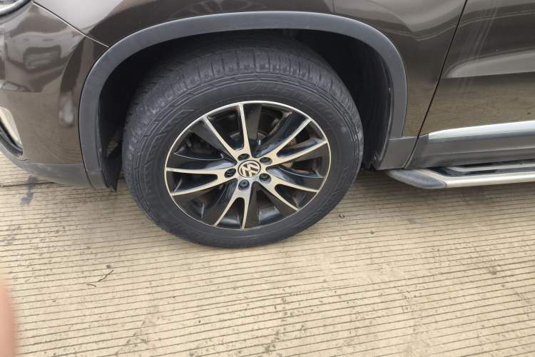 Used Volkswagen Tiguan 2015 1.8TSI Automatic All-Wheel-Drive Luxury Model Exterior 4