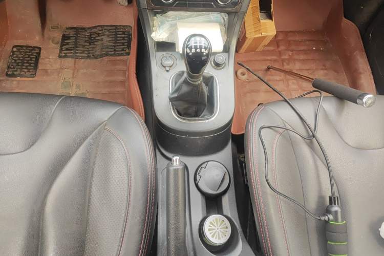 Used Dongfeng Fengon 370 2016 1.5L Manual Luxury 7-Seater Gear Lever