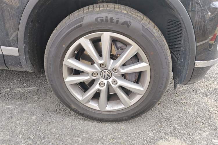 Used Volkswagen Touareg 2017 3.0 TSI Touareg Model Right Front Wheel Hub