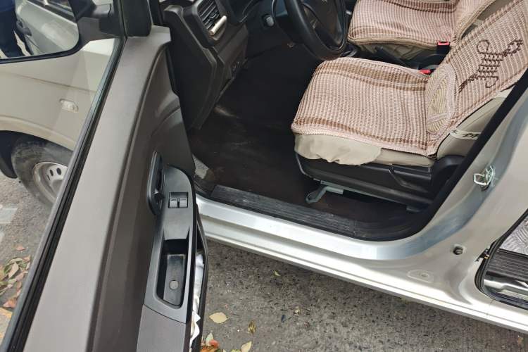 Used Wuling Hongguang V 2019 1.5L Jingqu Version China VI LAR
