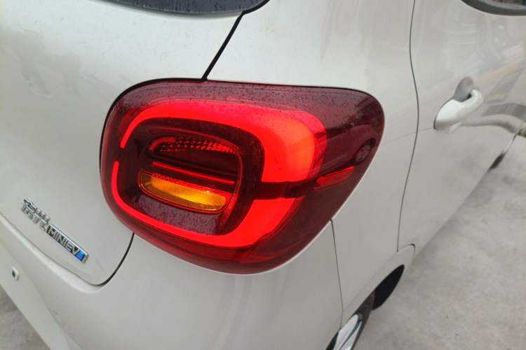 Used Wuling Hongguang MINIEV 2025 Four-Door Version Advanced Edition Right Rear Taillight