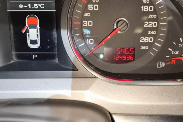 Used Audi A6L 2011 2.0 TFSI Automatic Standard Edition Odometer Close Up