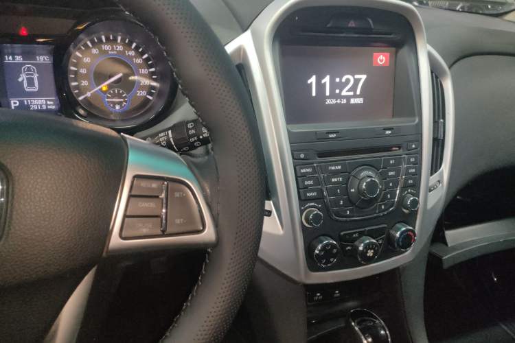 Used JMC Yusheng S350 2013 2.4T Automatic 4x4 Diesel Luxury 5-Seater Center Console