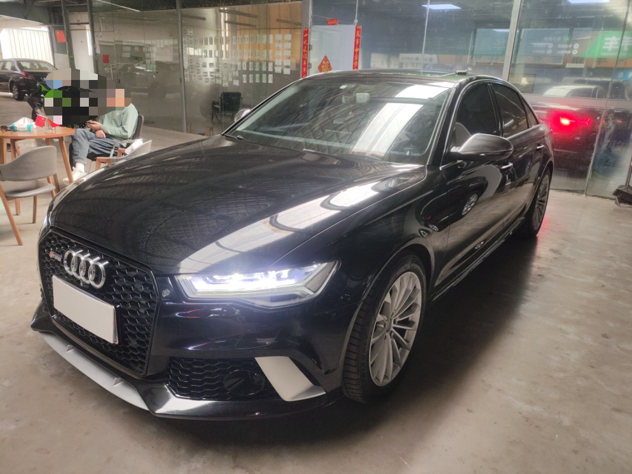 تحت مقدمة السيارة