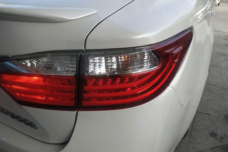 Used Lexus ES 2014 300h Elite Edition