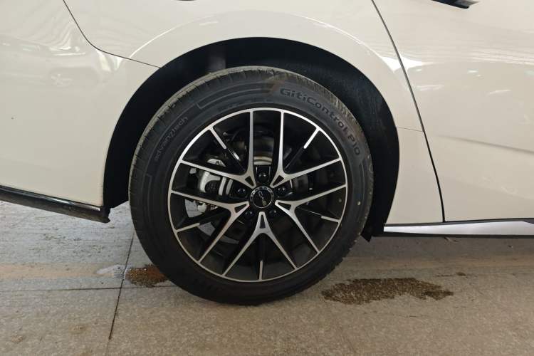 Used BYD Seal 2024 HONOR Edition DM-i 1.5L 121km Luxury Model Right Rear Wheel Hub