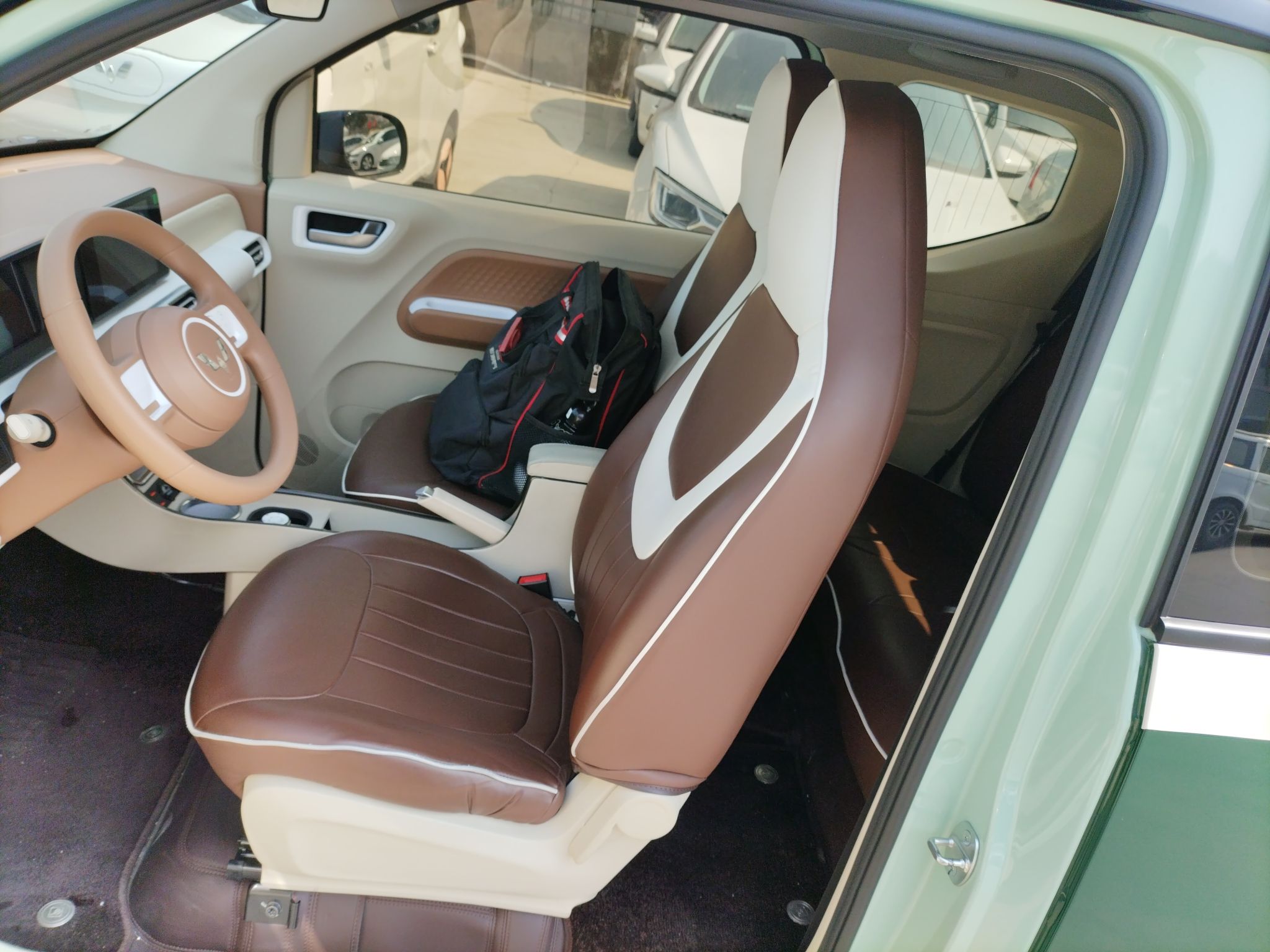 المقاعد الأمامية داخل السيارة